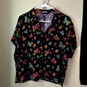 Hot Topic Butterfly Button Up Top. Size XL Junior.